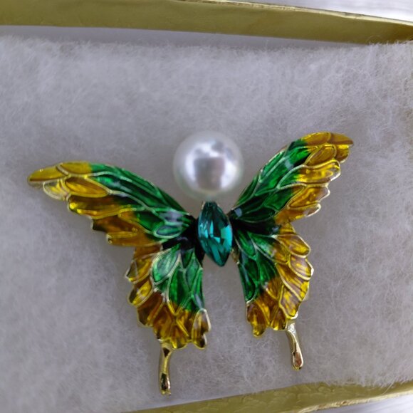 Yellow Green Butterfly Pearl Brooch - Picture 3 of 6